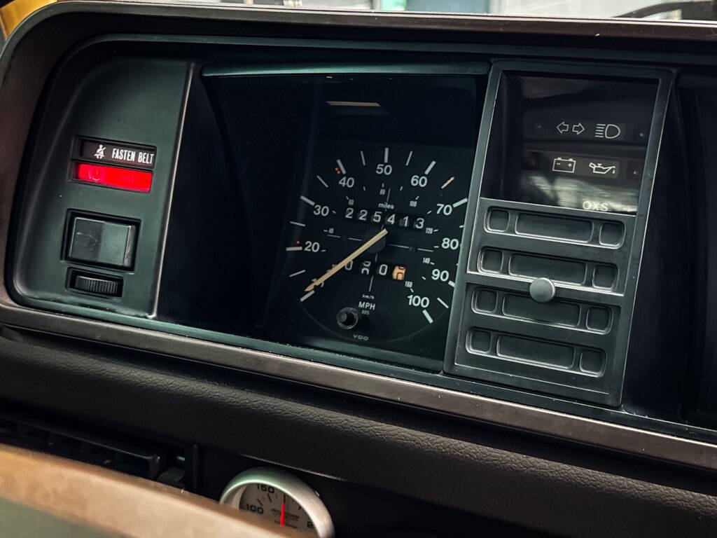Volkswagen-BusVanagon-1984-Minivan-17