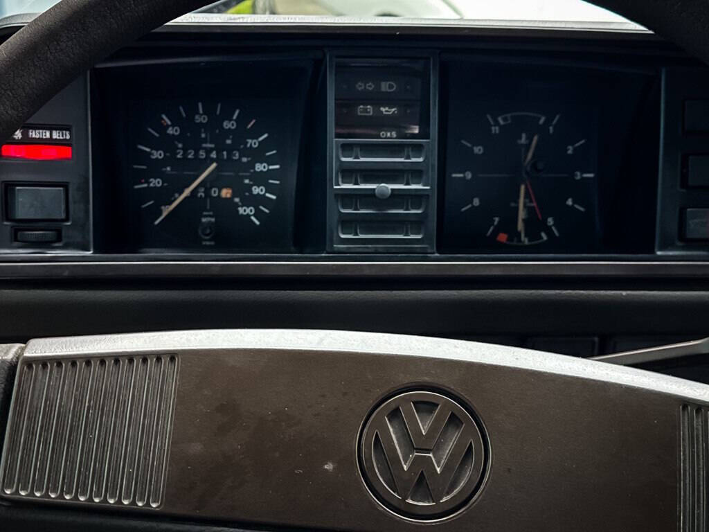 Volkswagen-BusVanagon-1984-Minivan-19