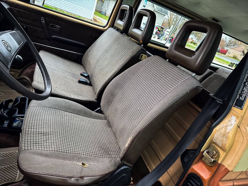 Volkswagen-BusVanagon-1984-Minivan-23