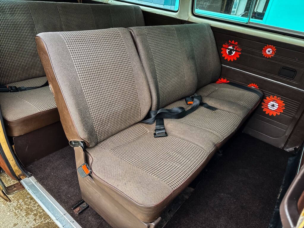 Volkswagen-BusVanagon-1984-Minivan-26