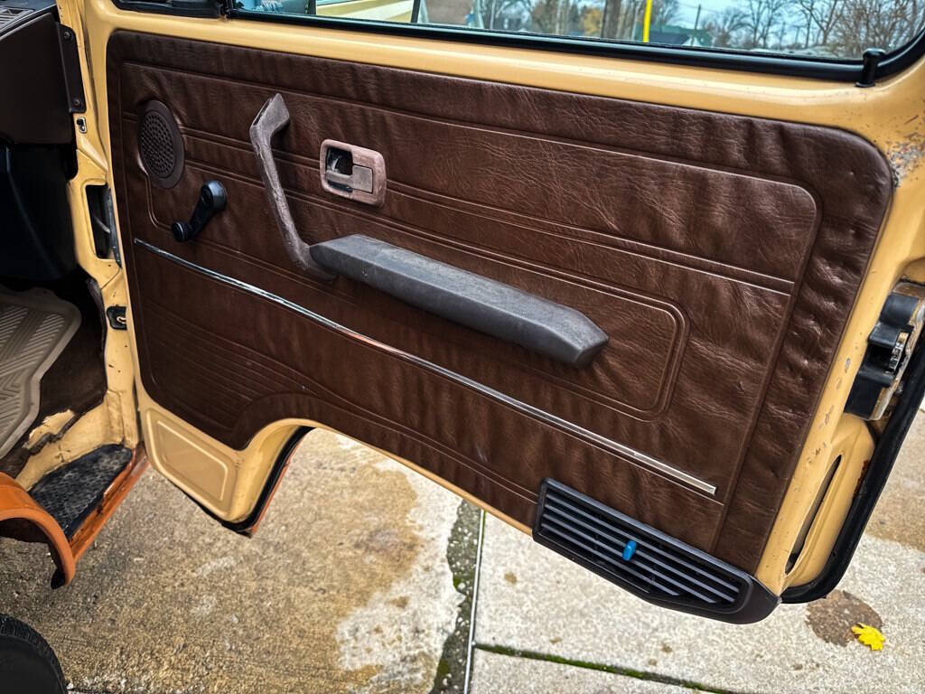 Volkswagen-BusVanagon-1984-Minivan-29
