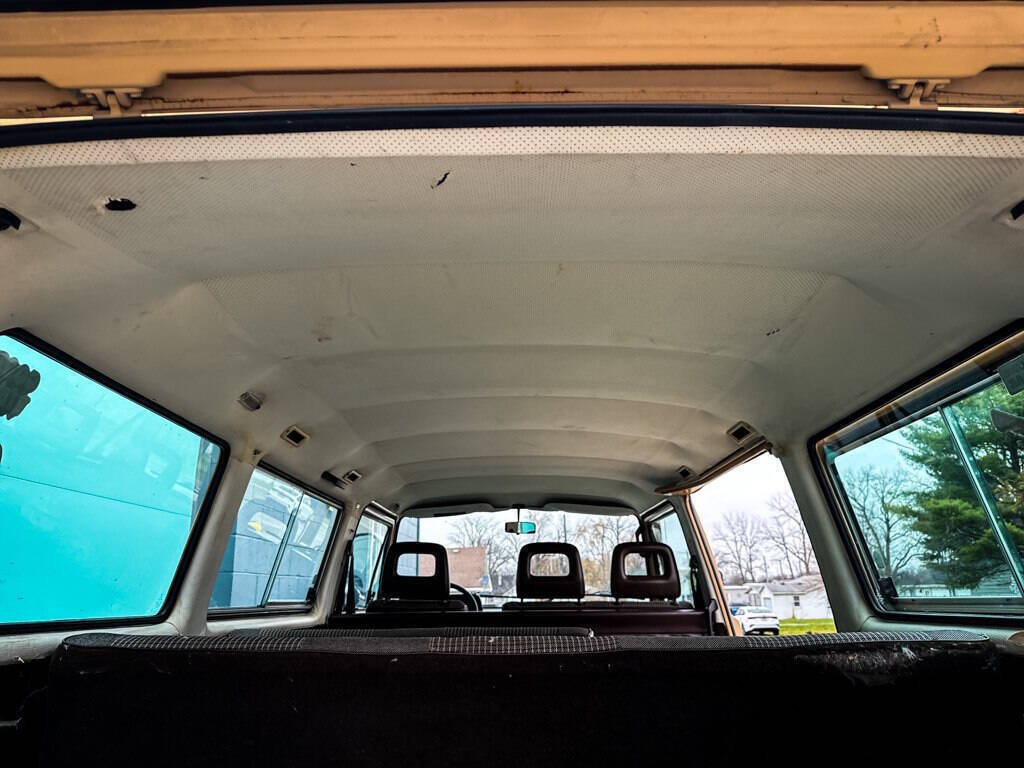 Volkswagen-BusVanagon-1984-Minivan-32