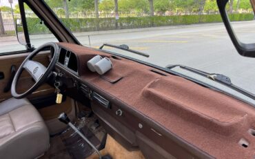 Volkswagen-BusVanagon-1984-van-10