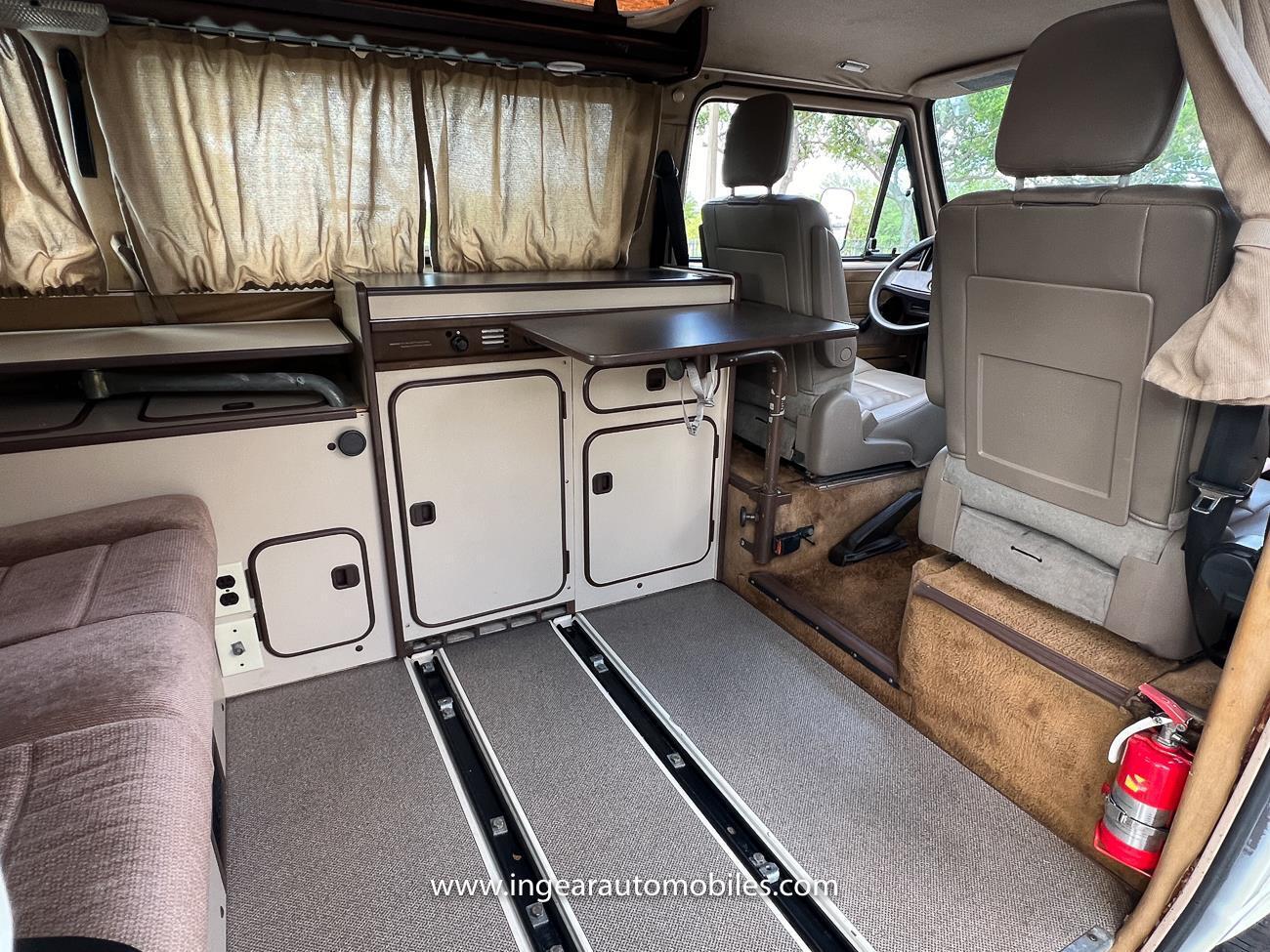 Volkswagen-BusVanagon-1984-van-16