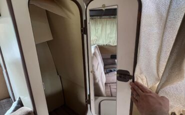 Volkswagen-BusVanagon-1984-van-18