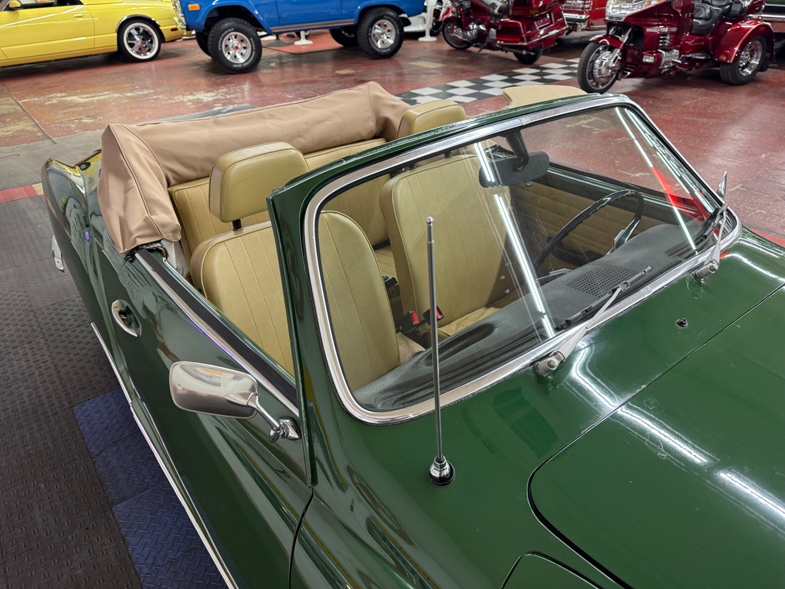 Volkswagen-Karmann-Ghia-1971-2-door-13
