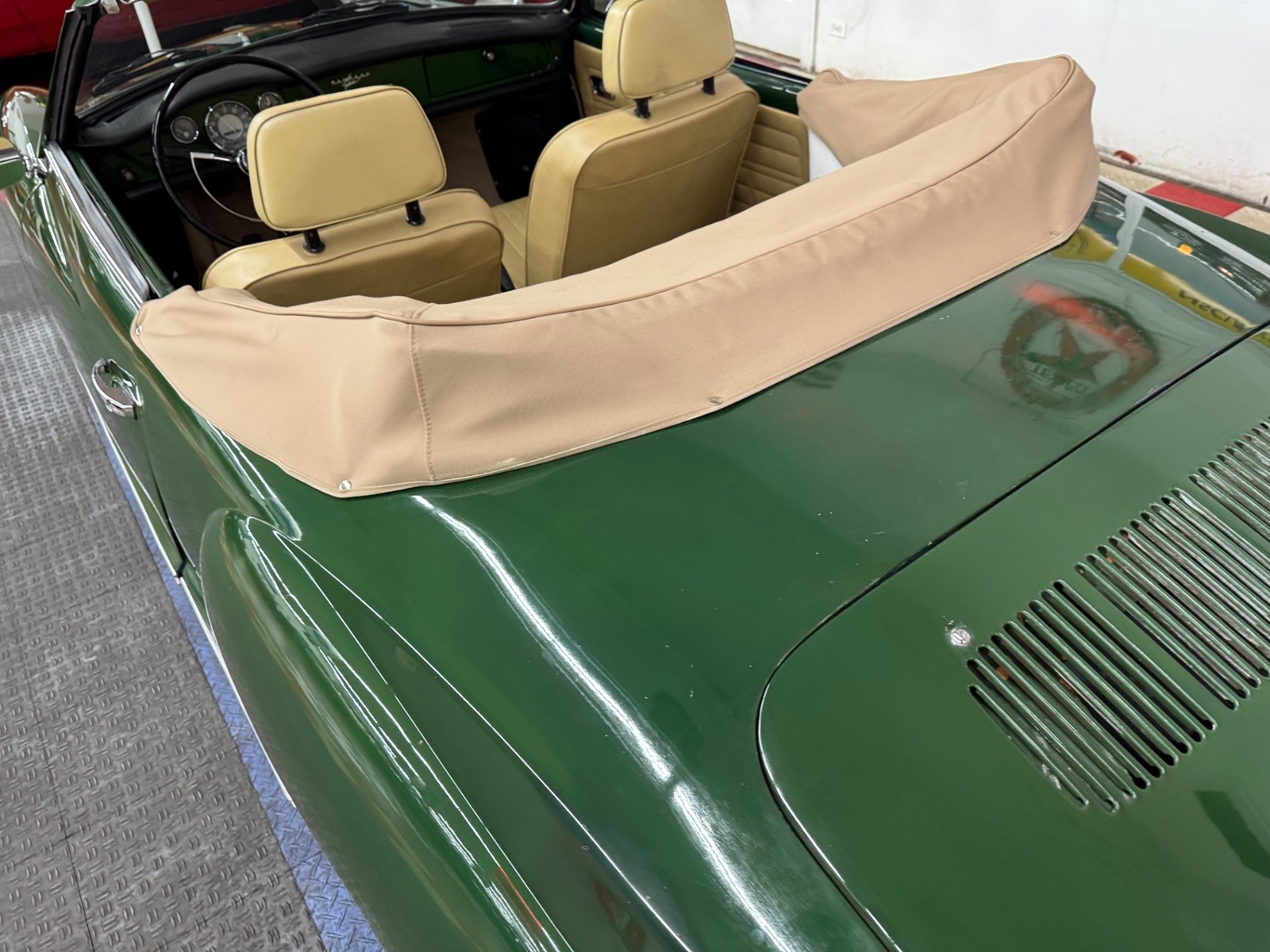 Volkswagen-Karmann-Ghia-1971-2-door-18
