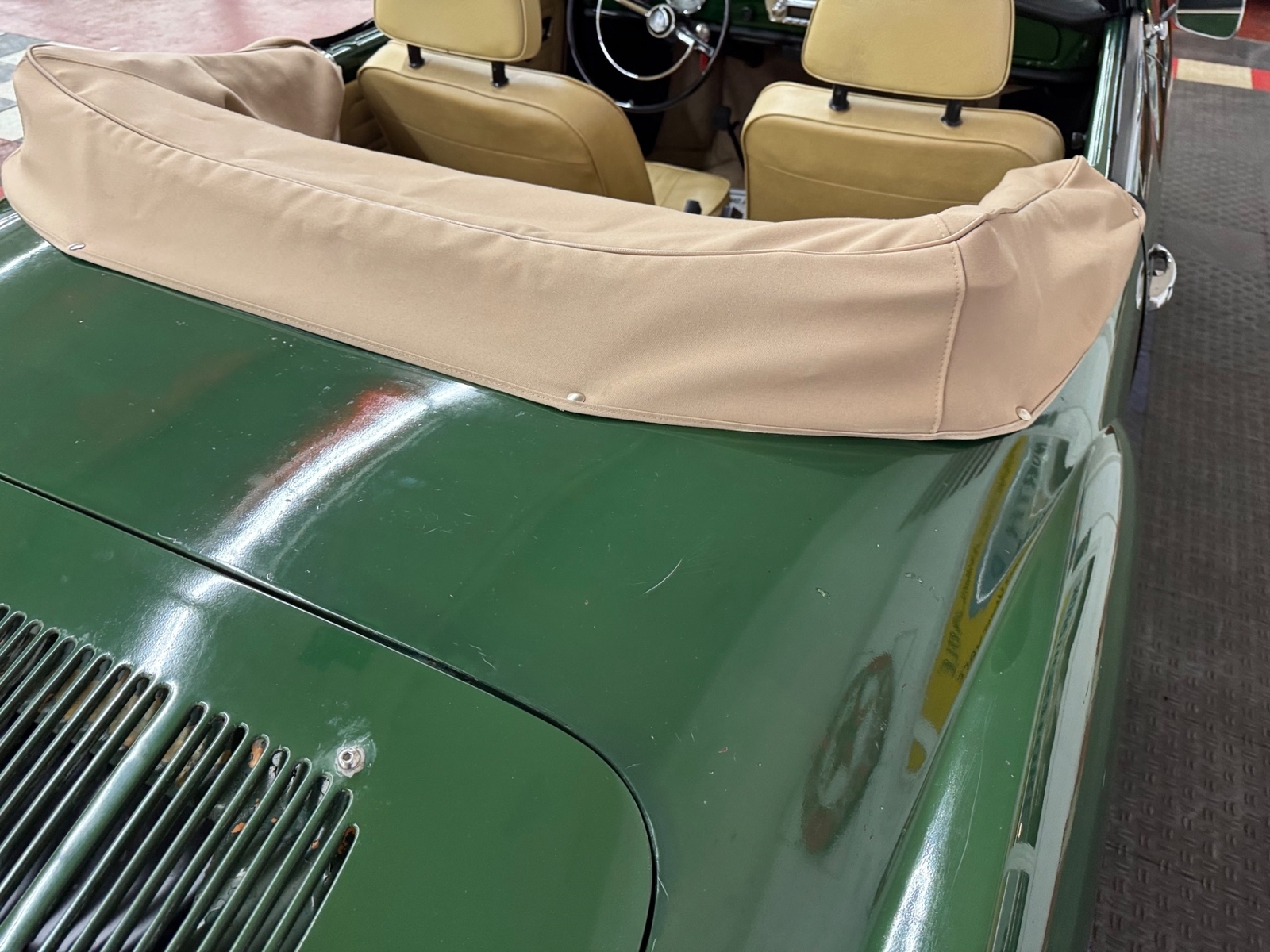 Volkswagen-Karmann-Ghia-1971-2-door-19