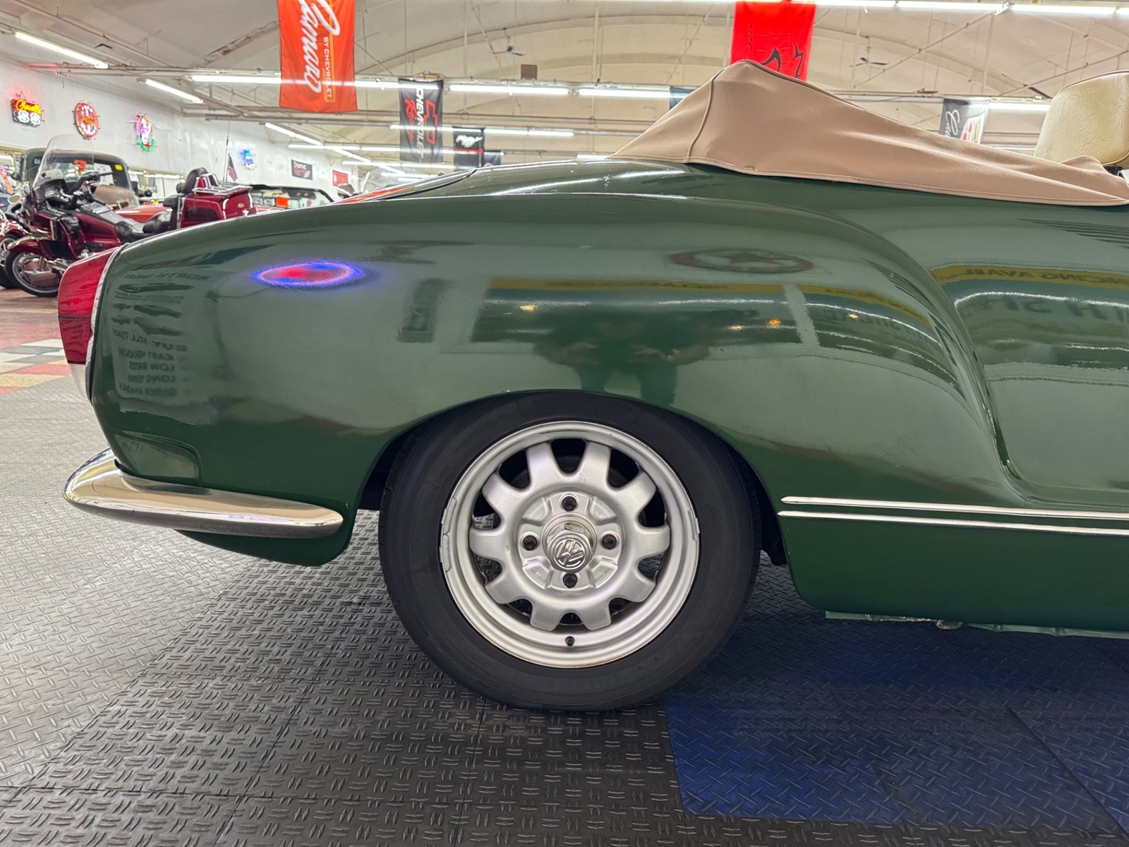 Volkswagen-Karmann-Ghia-1971-2-door-24