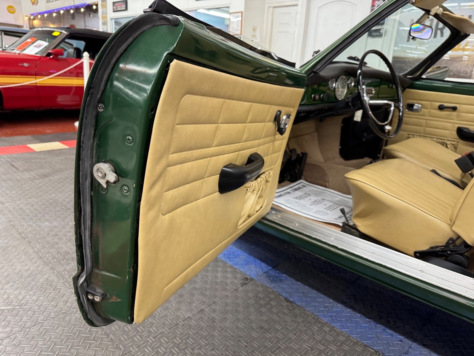 Volkswagen-Karmann-Ghia-1971-2-door-33