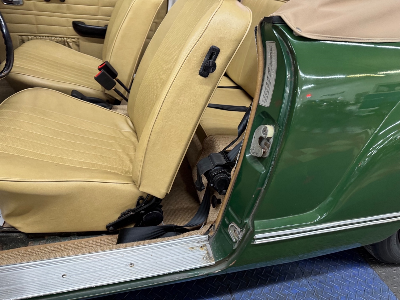 Volkswagen-Karmann-Ghia-1971-2-door-34