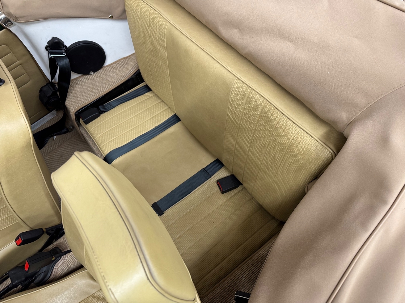 Volkswagen-Karmann-Ghia-1971-2-door-35