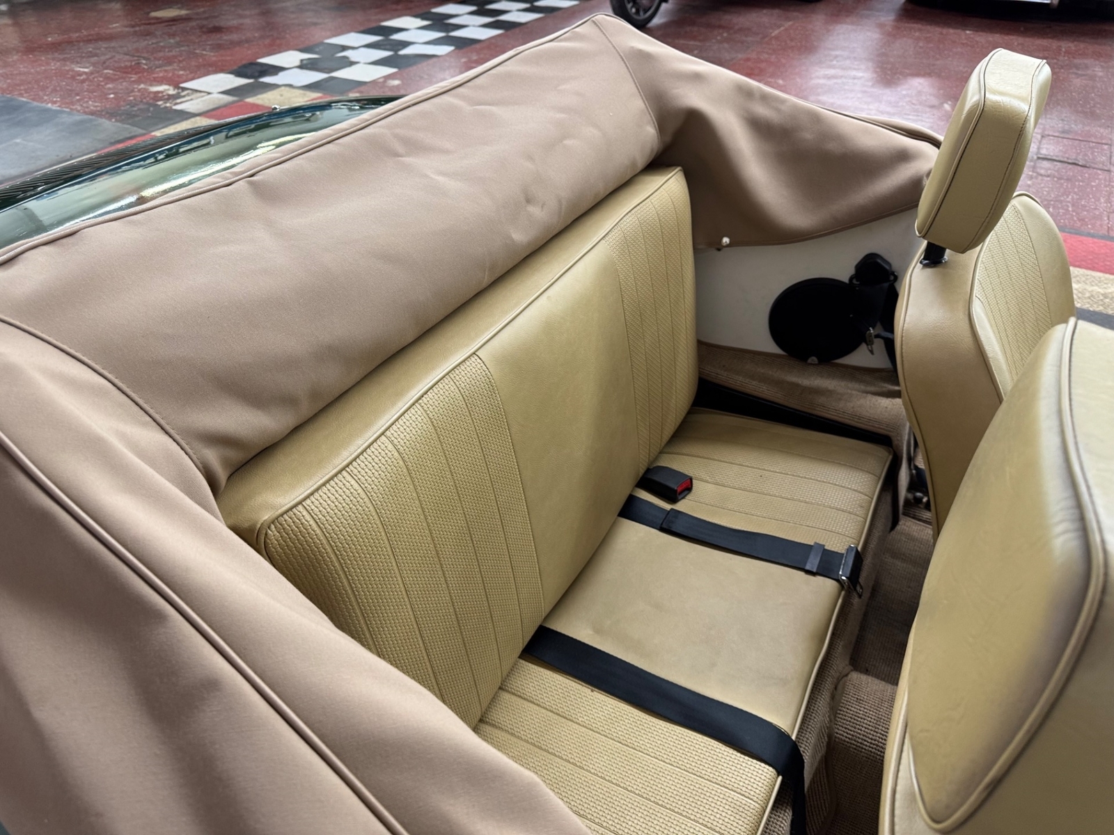 Volkswagen-Karmann-Ghia-1971-2-door-38