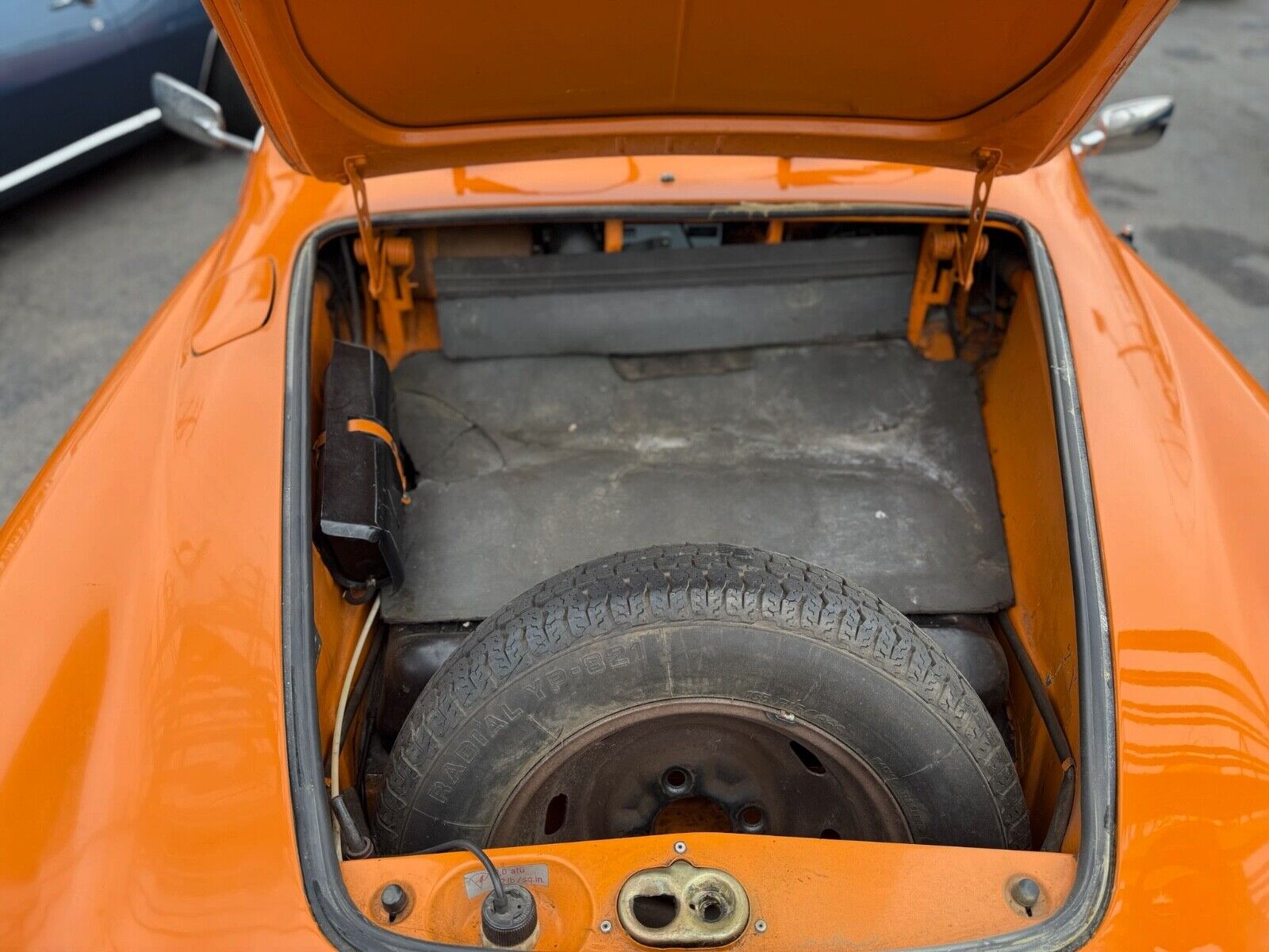 Volkswagen-Karmann-Ghia-1971-Coupe-5