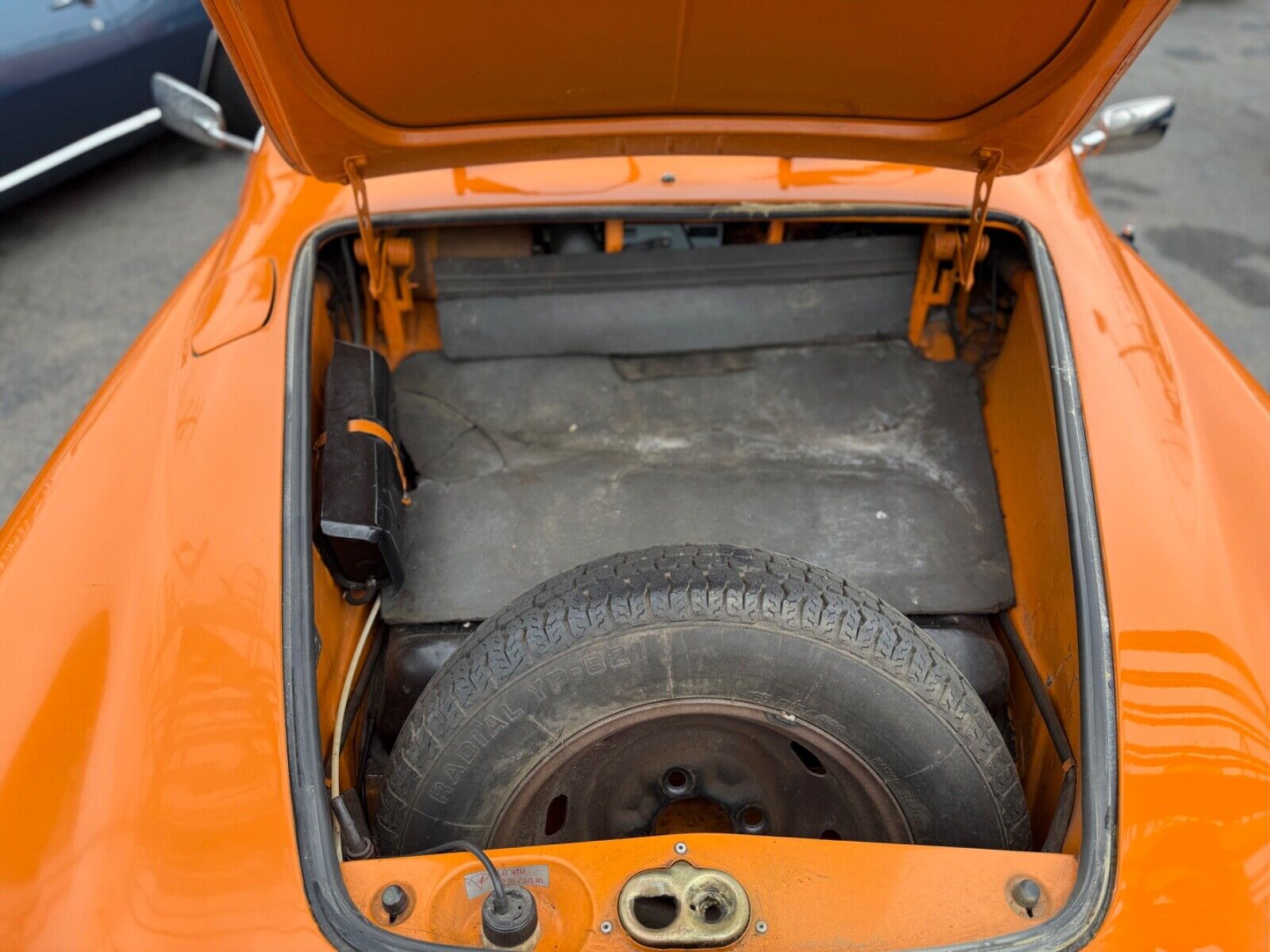 Volkswagen-Karmann-Ghia-1971-Coupe-8