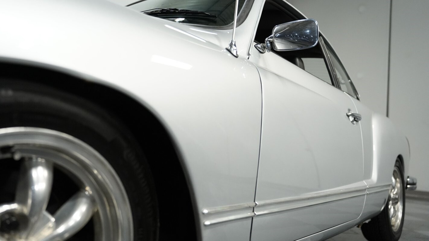 Volkswagen-Karmann-Ghia-1974-Coupe-19