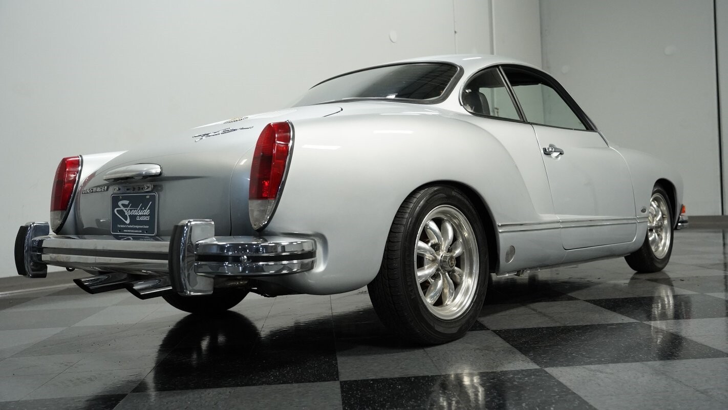 Volkswagen-Karmann-Ghia-1974-Coupe-23