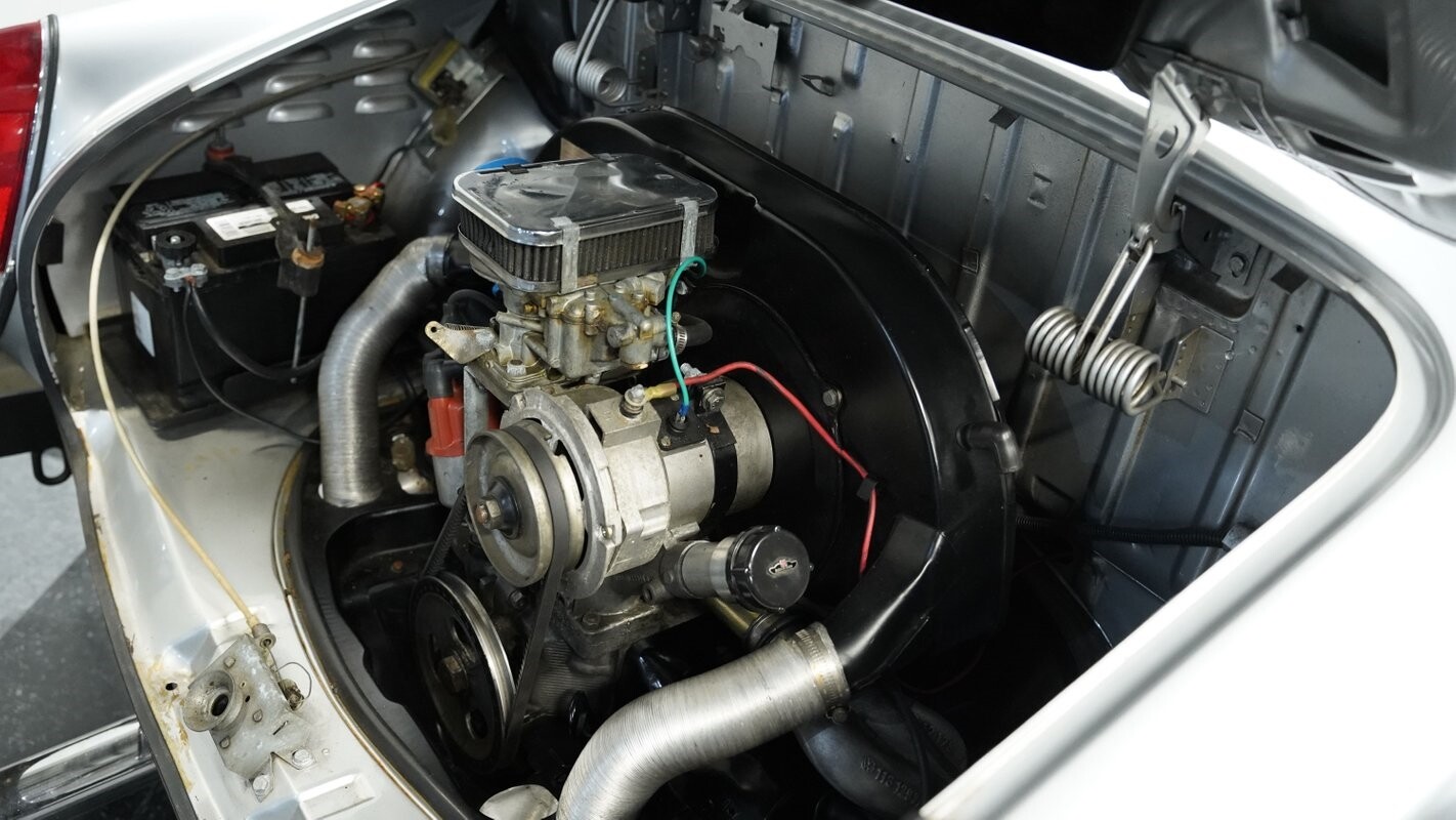 Volkswagen-Karmann-Ghia-1974-Coupe-28