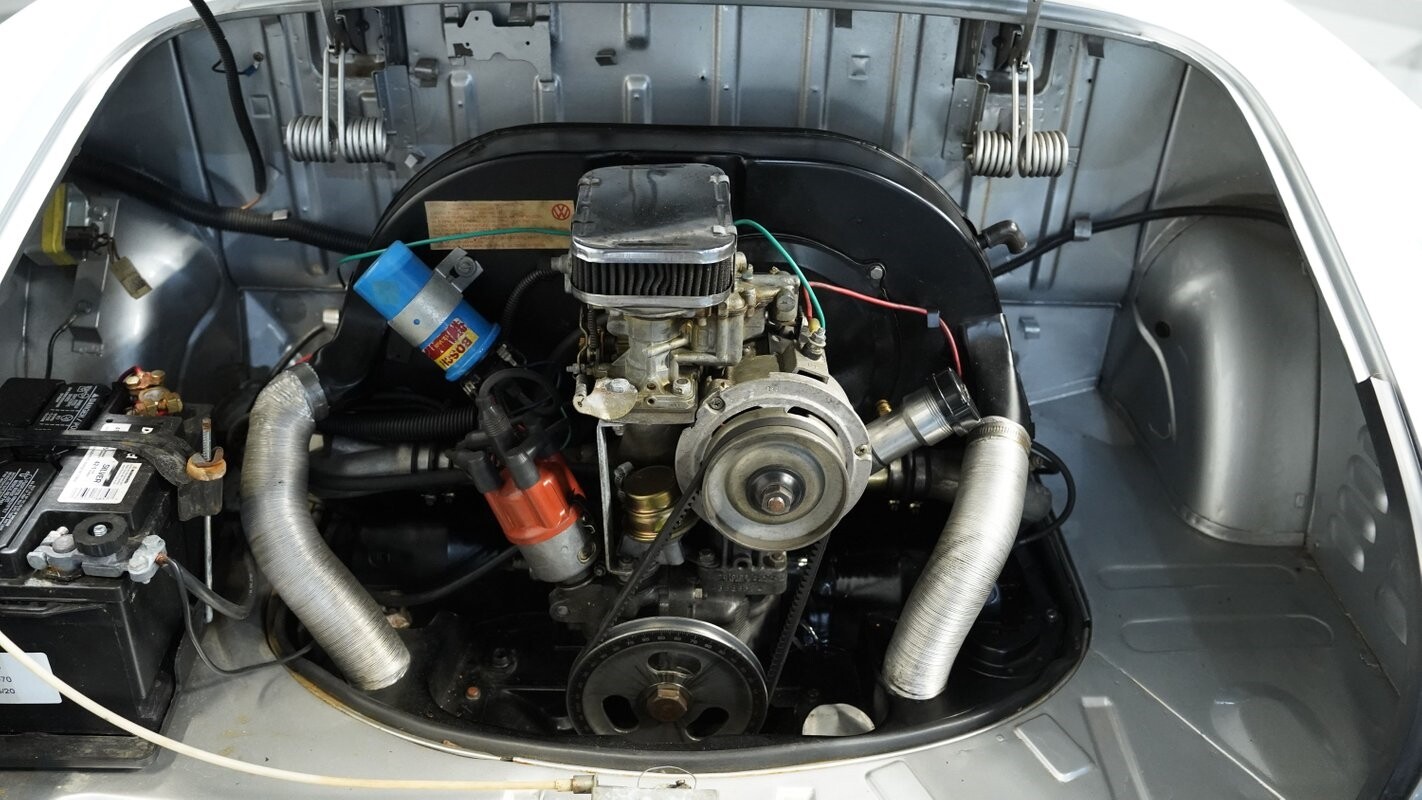 Volkswagen-Karmann-Ghia-1974-Coupe-3