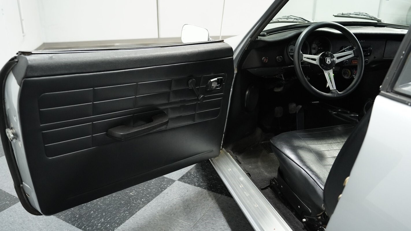 Volkswagen-Karmann-Ghia-1974-Coupe-31