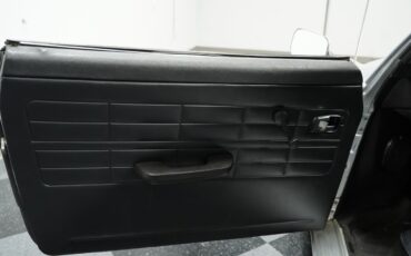 Volkswagen-Karmann-Ghia-1974-Coupe-32