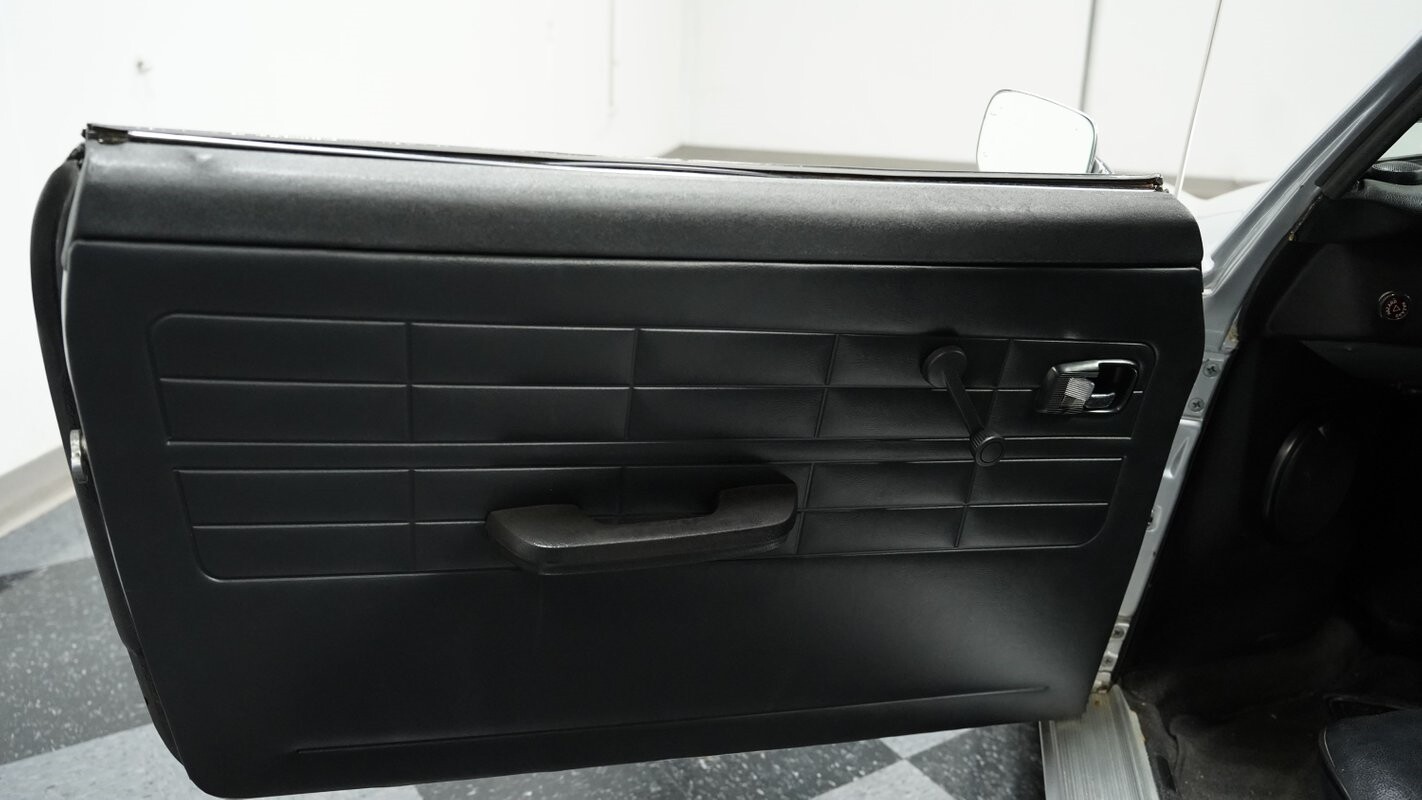 Volkswagen-Karmann-Ghia-1974-Coupe-32