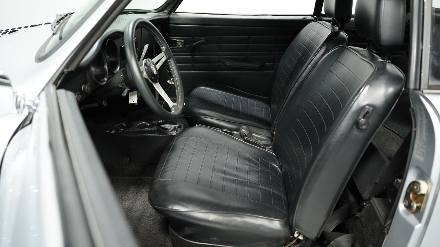 Volkswagen-Karmann-Ghia-1974-Coupe-33