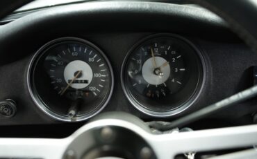 Volkswagen-Karmann-Ghia-1974-Coupe-35