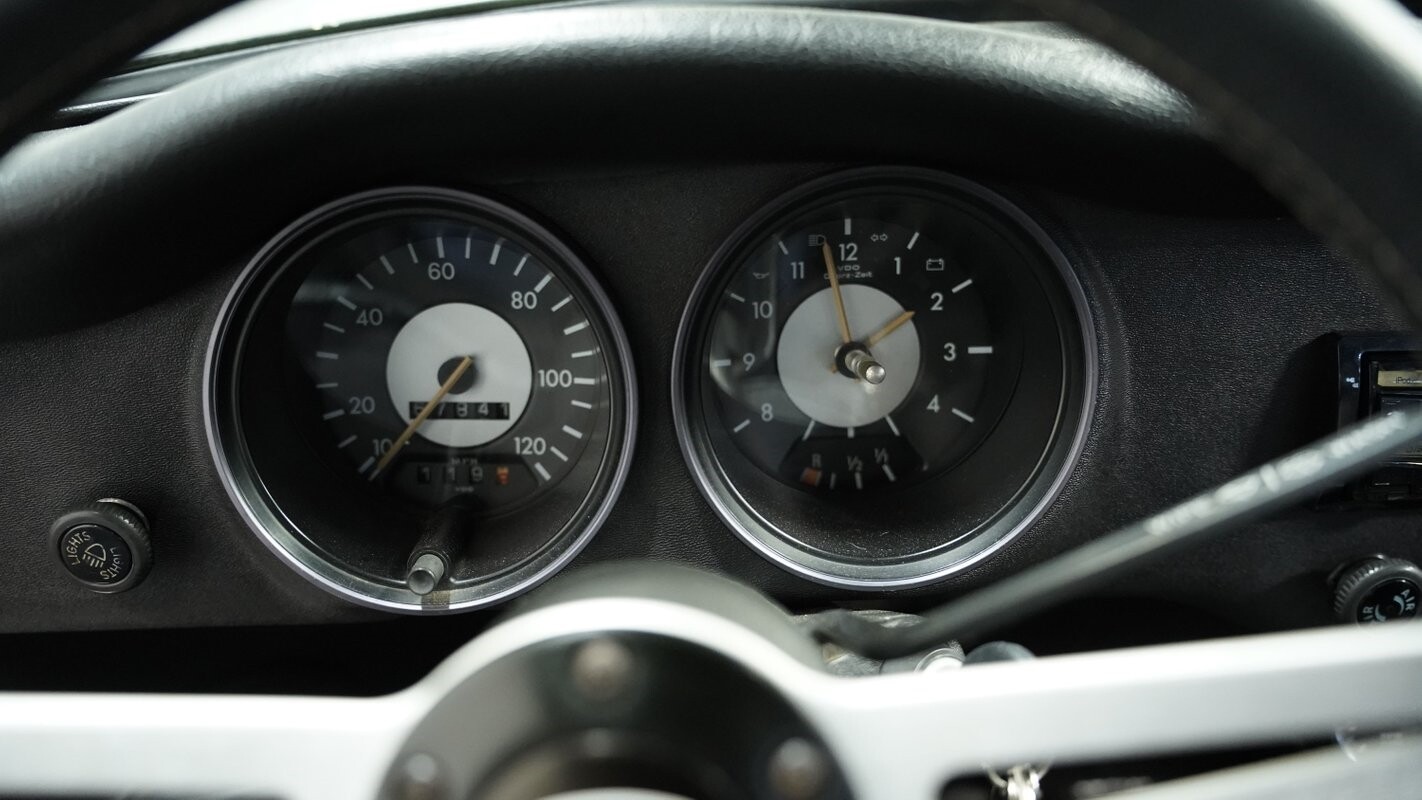 Volkswagen-Karmann-Ghia-1974-Coupe-35