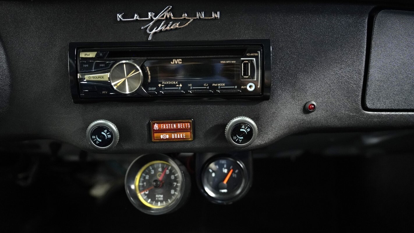 Volkswagen-Karmann-Ghia-1974-Coupe-37