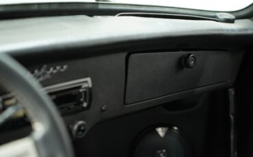 Volkswagen-Karmann-Ghia-1974-Coupe-39