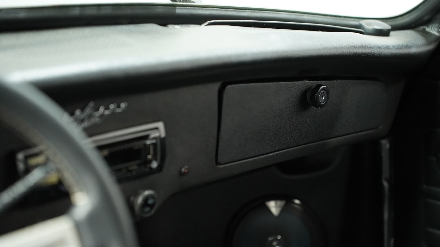 Volkswagen-Karmann-Ghia-1974-Coupe-39
