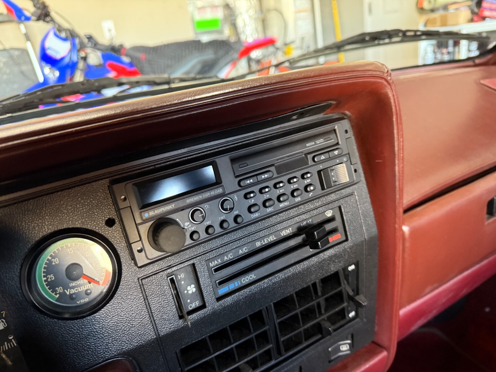 Volkswagen-Rabbit-1984-Hatchback-8