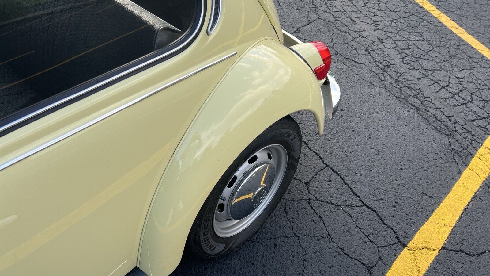 Volkswagen-Super-Beetle-1971-Sedan-13