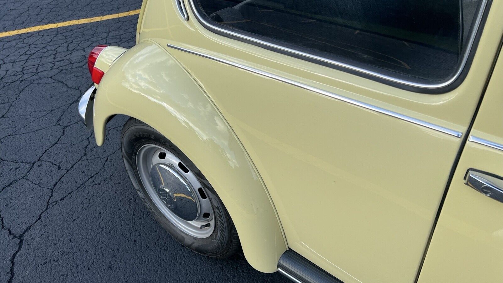Volkswagen-Super-Beetle-1971-Sedan-15