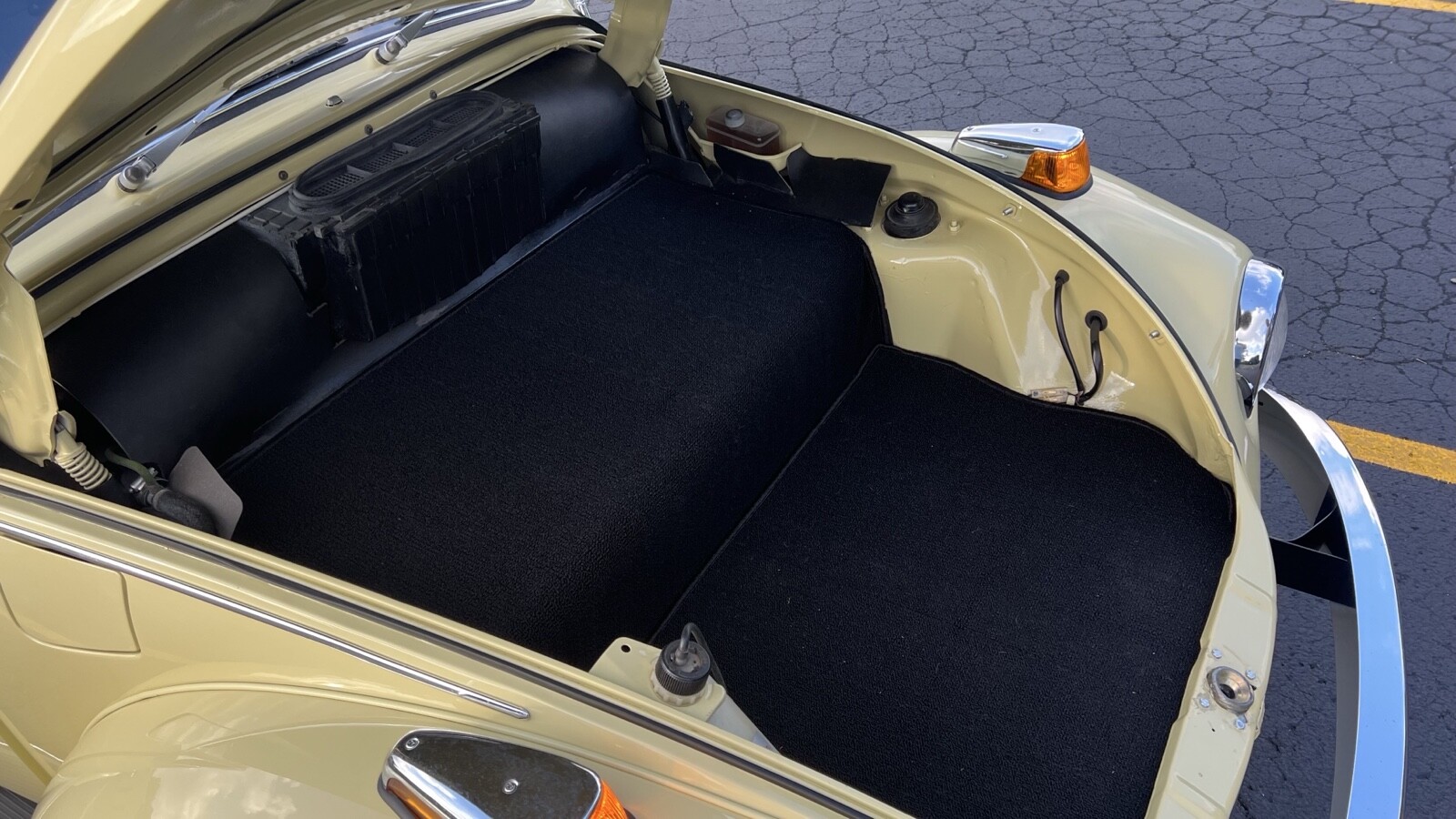 Volkswagen-Super-Beetle-1971-Sedan-17