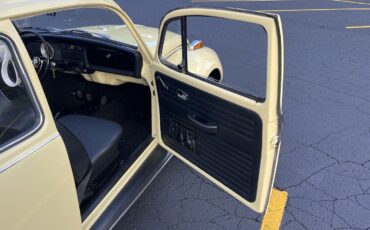 Volkswagen-Super-Beetle-1971-Sedan-18