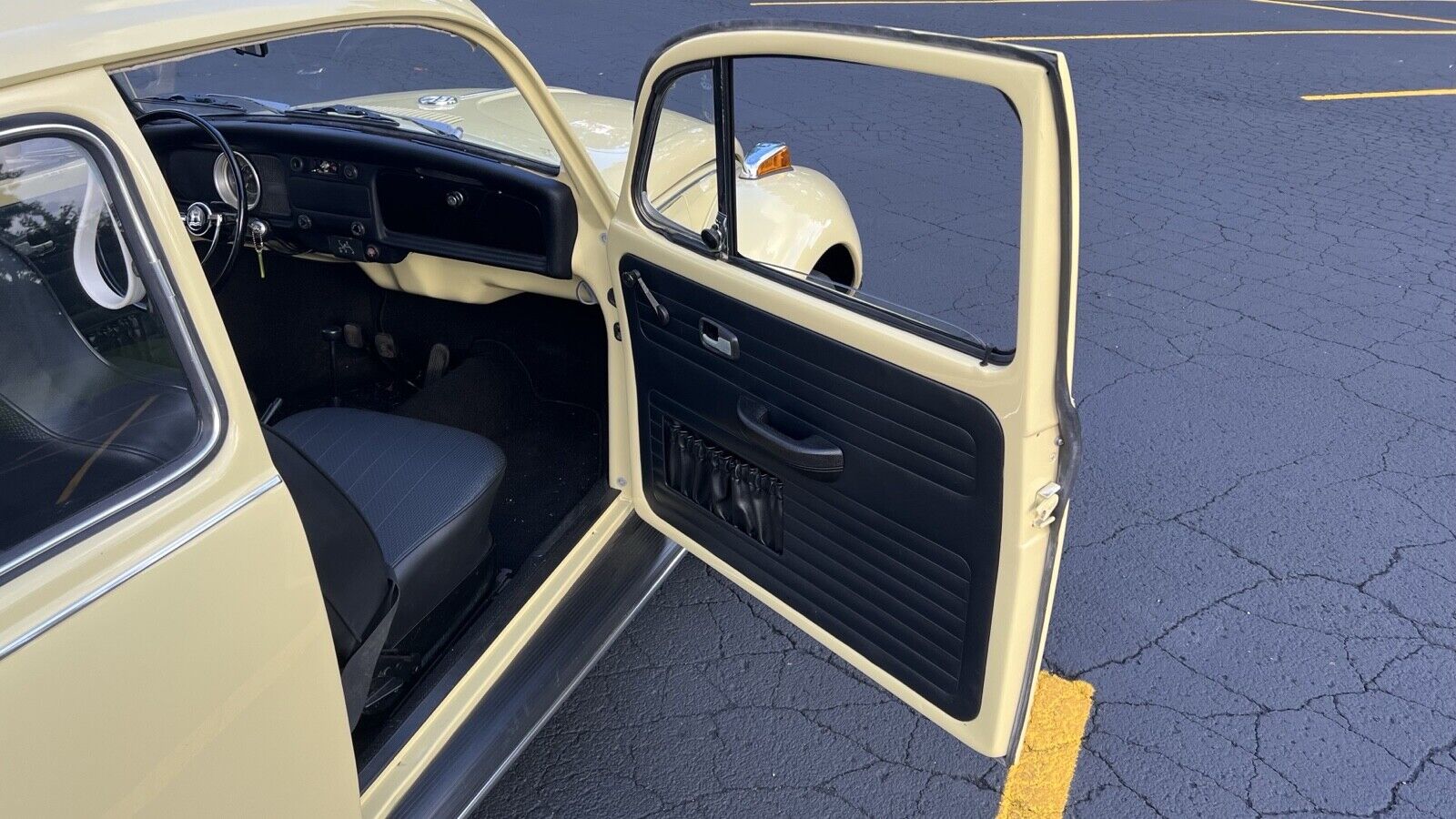 Volkswagen-Super-Beetle-1971-Sedan-18