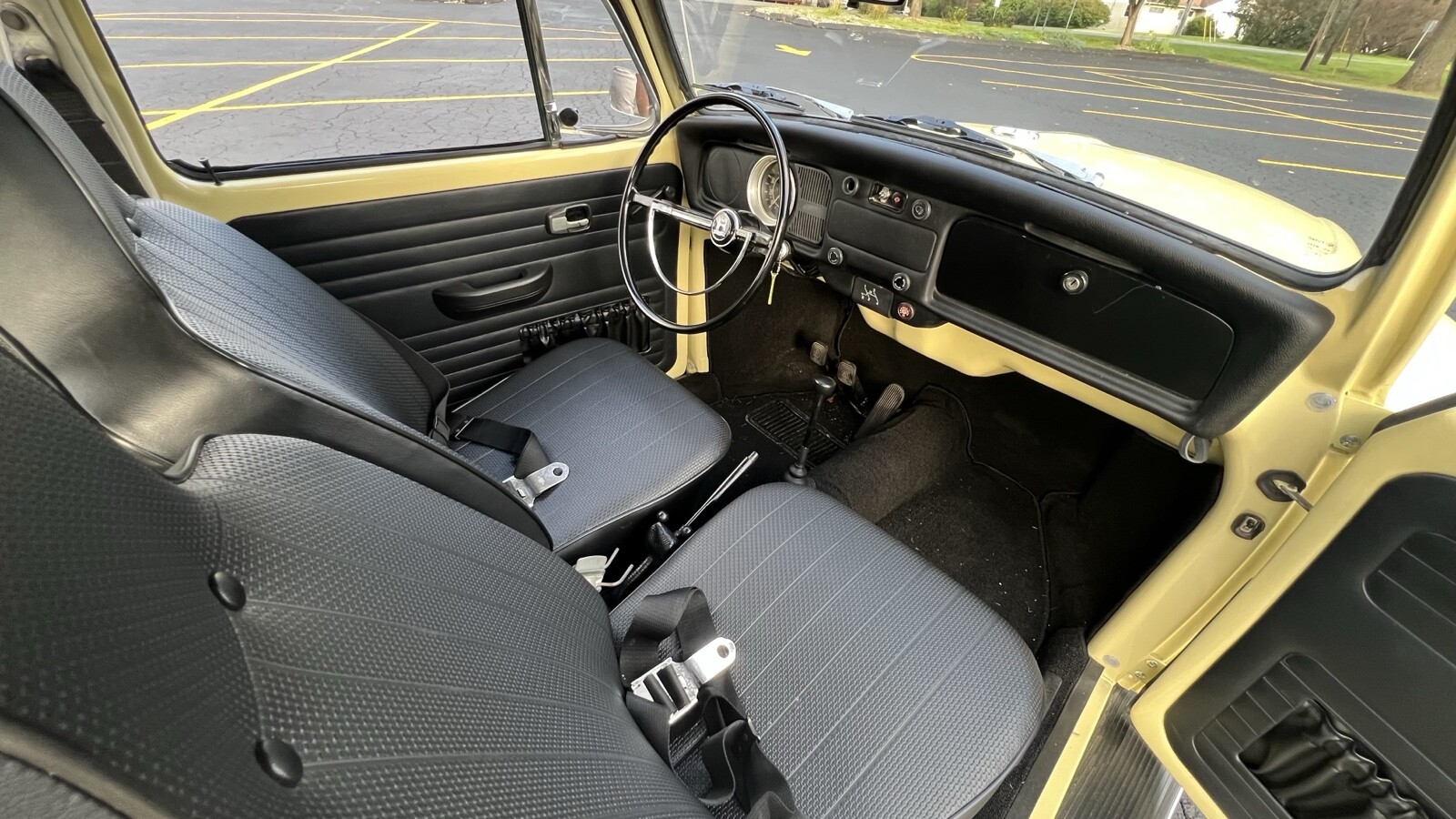 Volkswagen-Super-Beetle-1971-Sedan-19