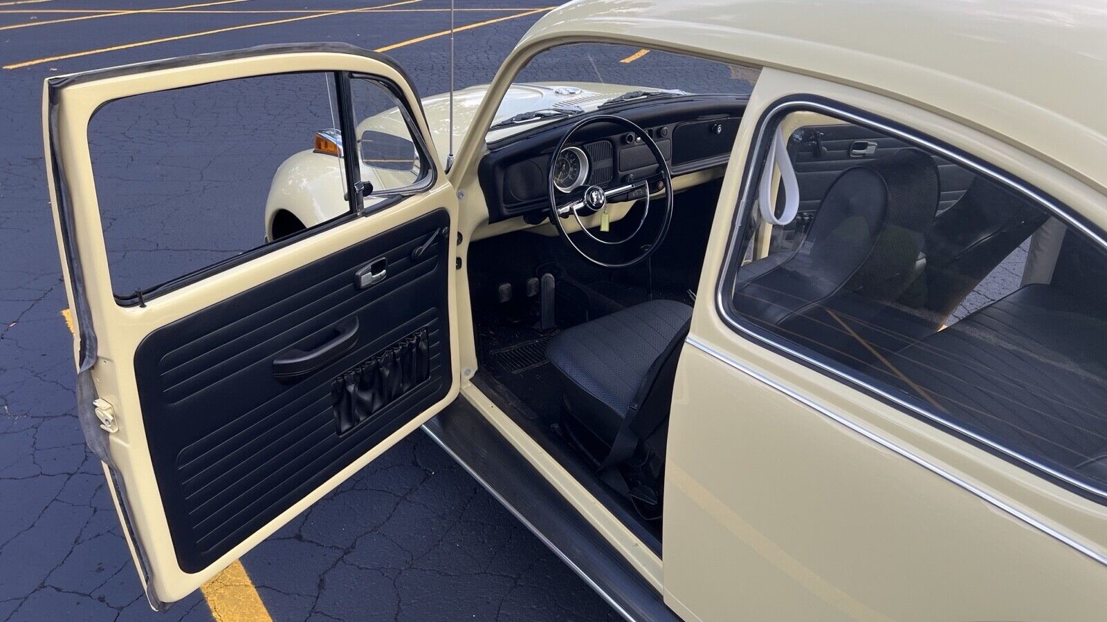 Volkswagen-Super-Beetle-1971-Sedan-20