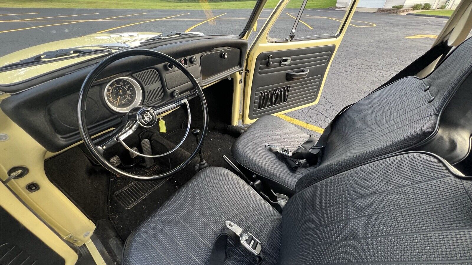 Volkswagen-Super-Beetle-1971-Sedan-21
