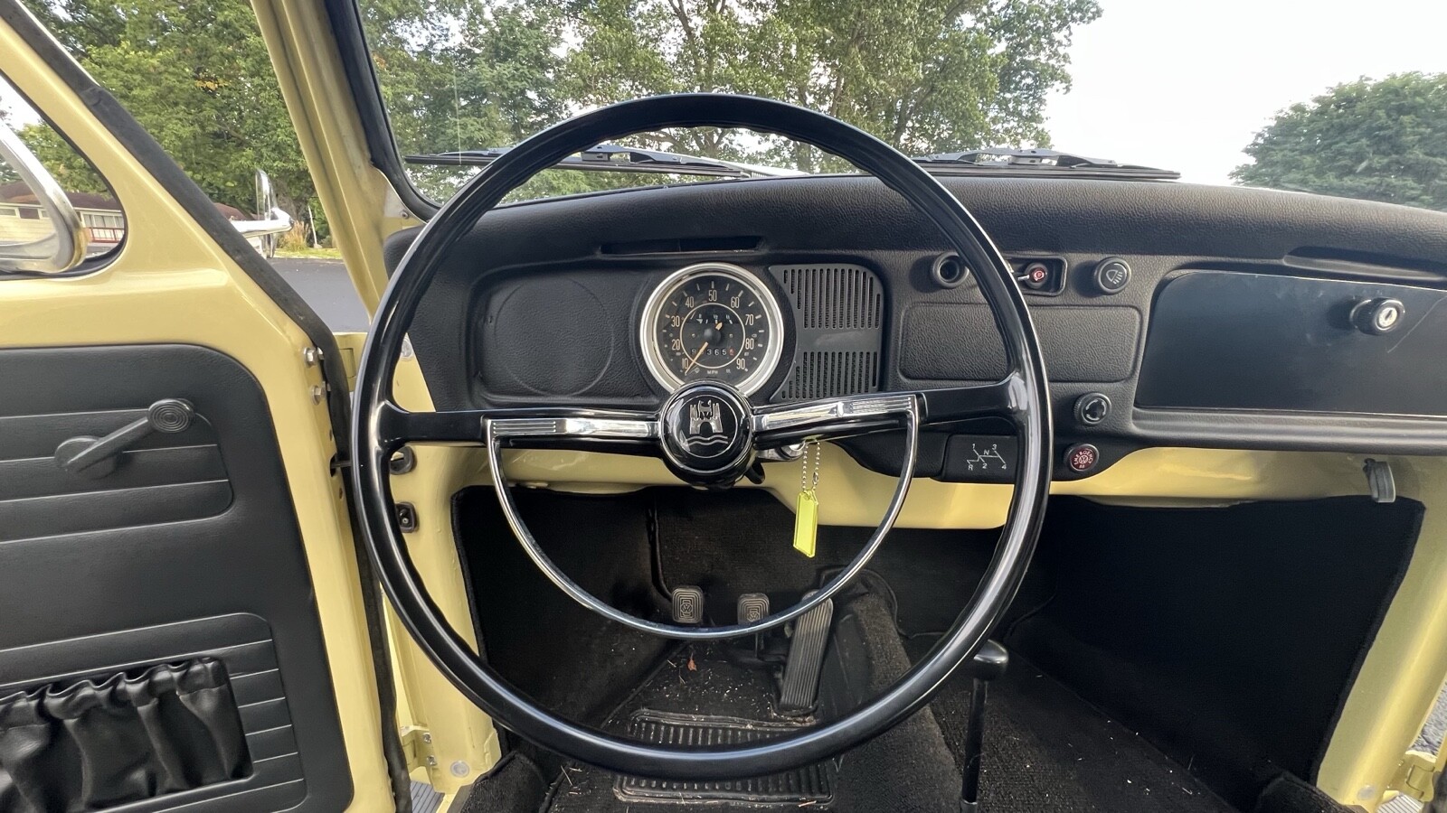 Volkswagen-Super-Beetle-1971-Sedan-29