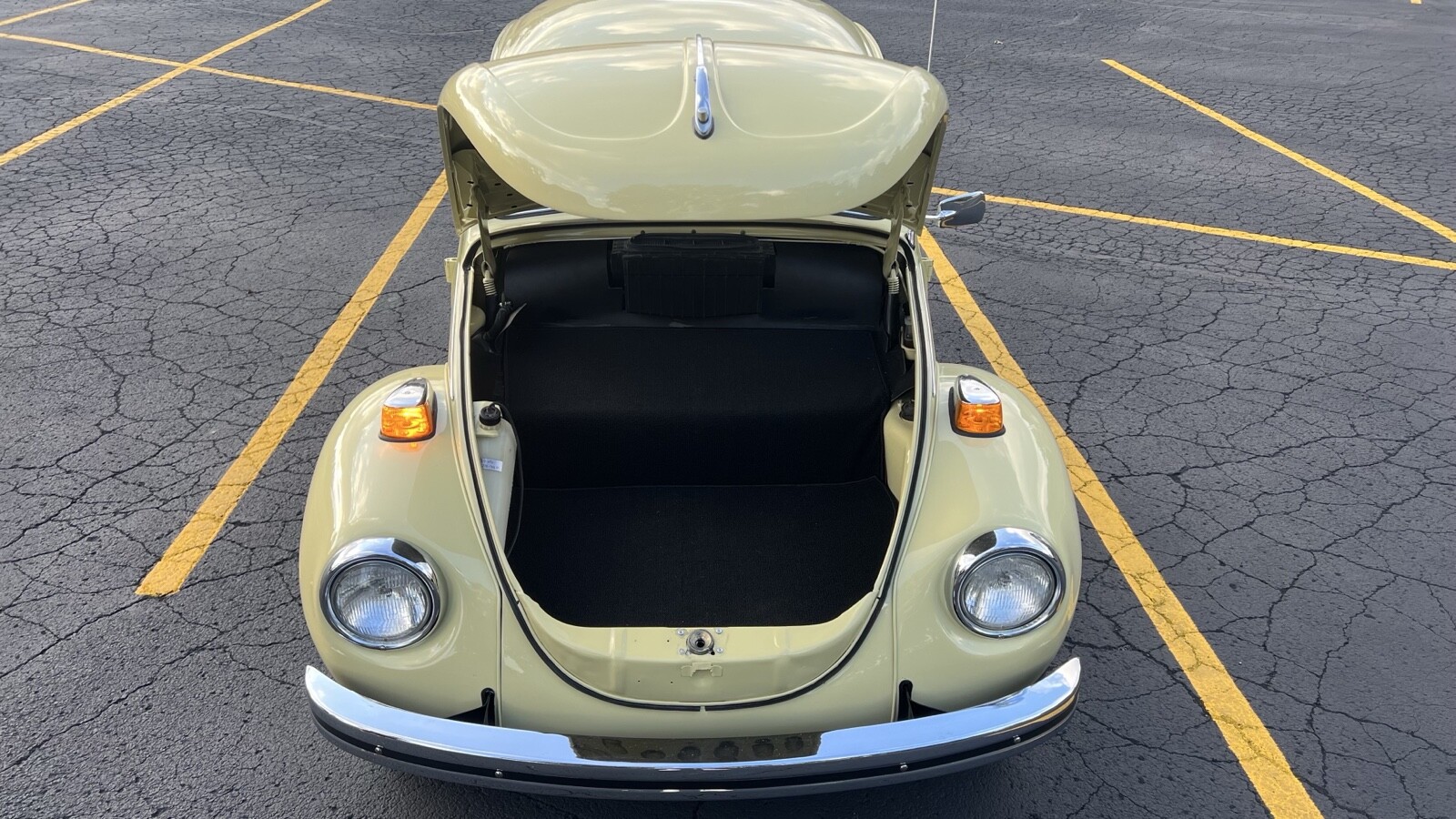 Volkswagen-Super-Beetle-1971-Sedan-9