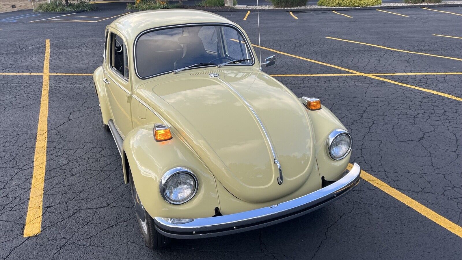 Volkswagen-Super-Beetle-1971-Sedan