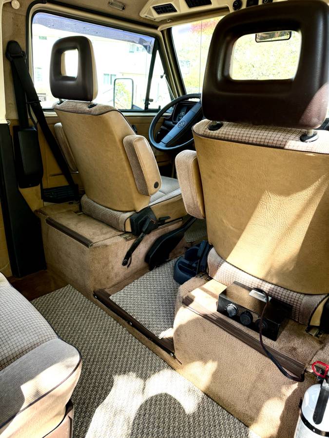 Volkswagen-Vanagon-1985-brown-15