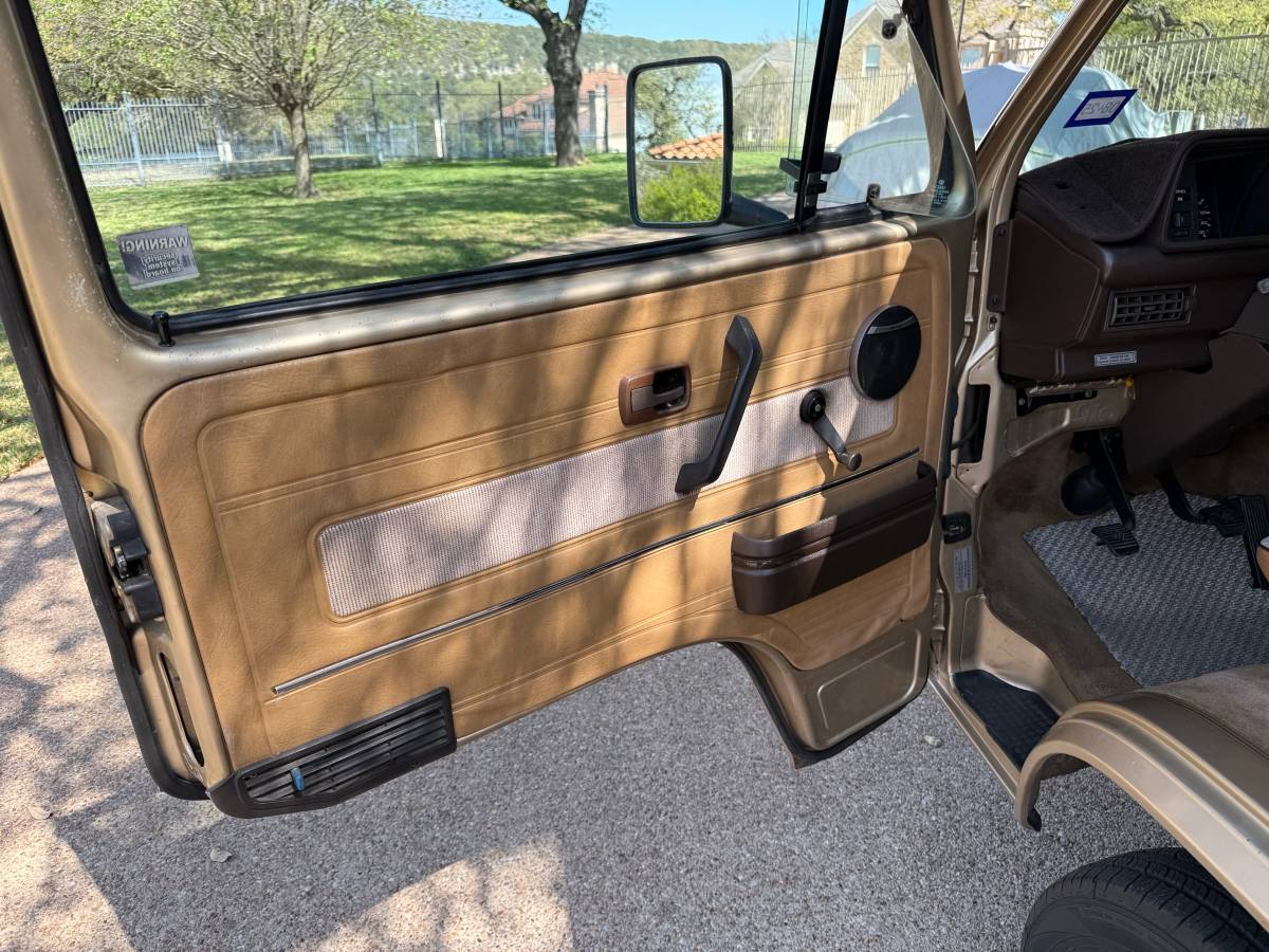 Volkswagen-Vanagon-1985-brown-17