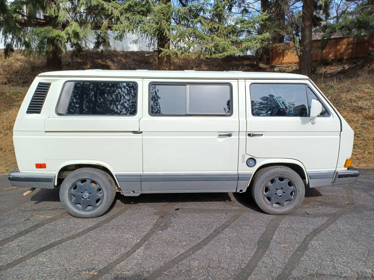 Volkswagen-Vanagon-bus-1991-white-1
