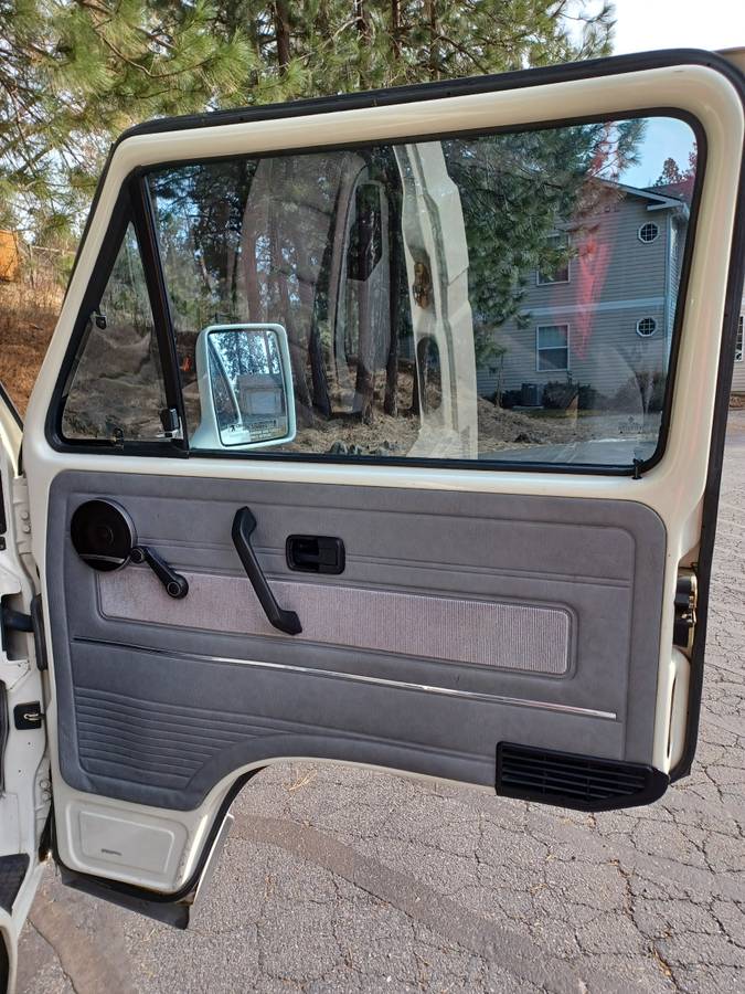Volkswagen-Vanagon-bus-1991-white-10