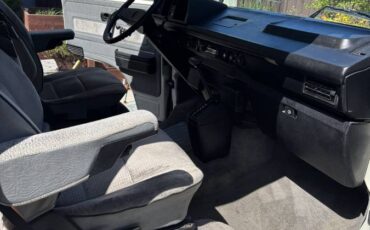 Volkswagen-Vanagon-westfalia-1990-white-16