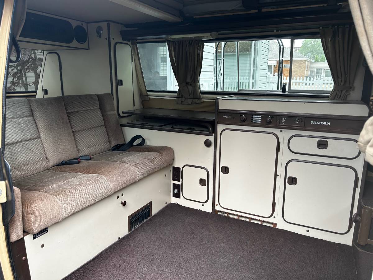 Volkswagen-Westfalia-1985-custom-8